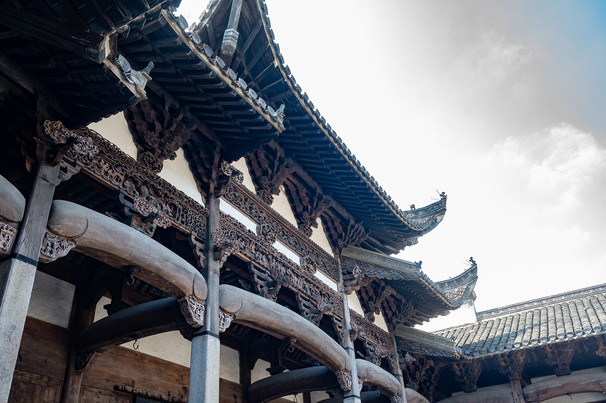 飞檐与雕梁