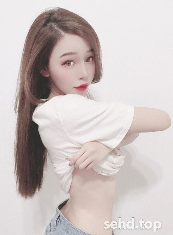 高颜值小姐姐小鱼Savina,白皙的脸蛋粉嫩气色,真正的波涛汹涌无需刻意展露便可撩倒众人呢-力维吼