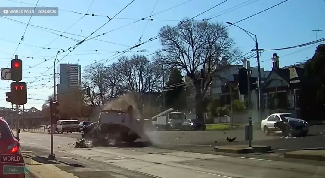 x/x.沃尔沃_2 如何造一辆舍己救人的汽车？/1.jpeg