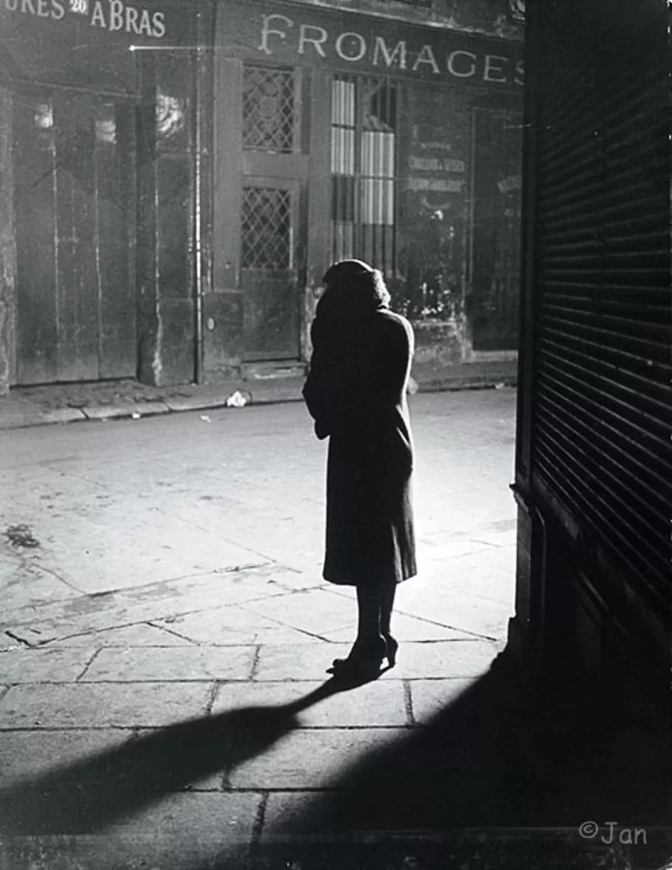 Prostitute at angle of rue de la reynie and rue quincampoix,”paris by night”(1933) Brassai（Gyula Halasz）