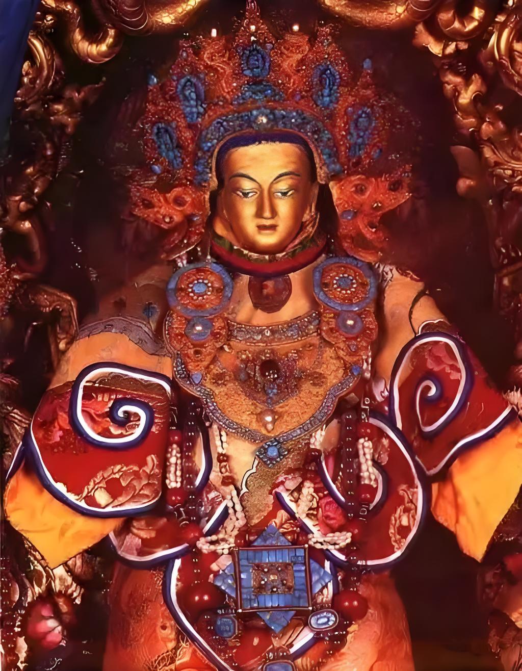 布达拉宫镇宫之宝，传说天然形成的旃檀观音像，系松赞干布从尼泊尔迎请