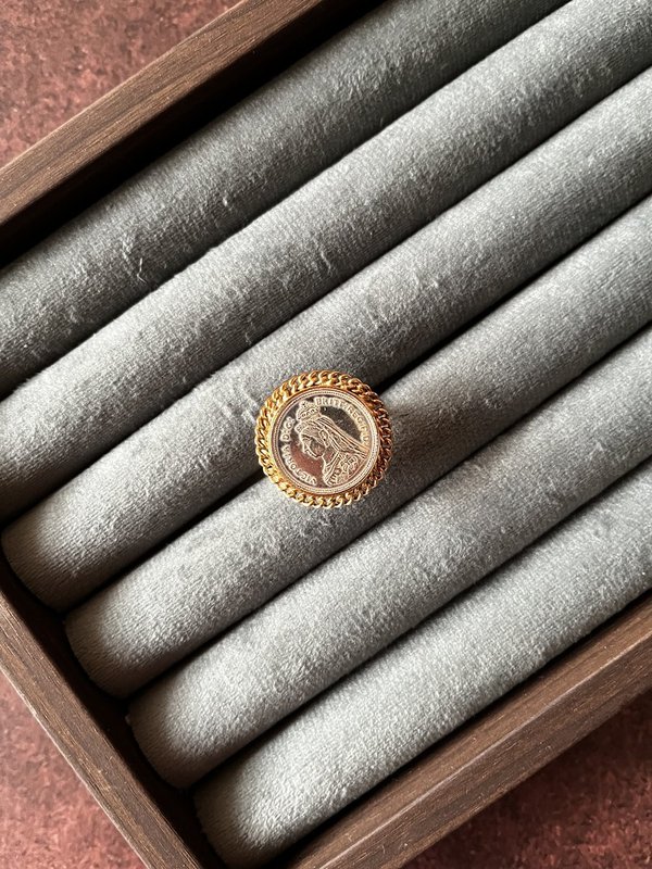 Dual tone Victoria Ring