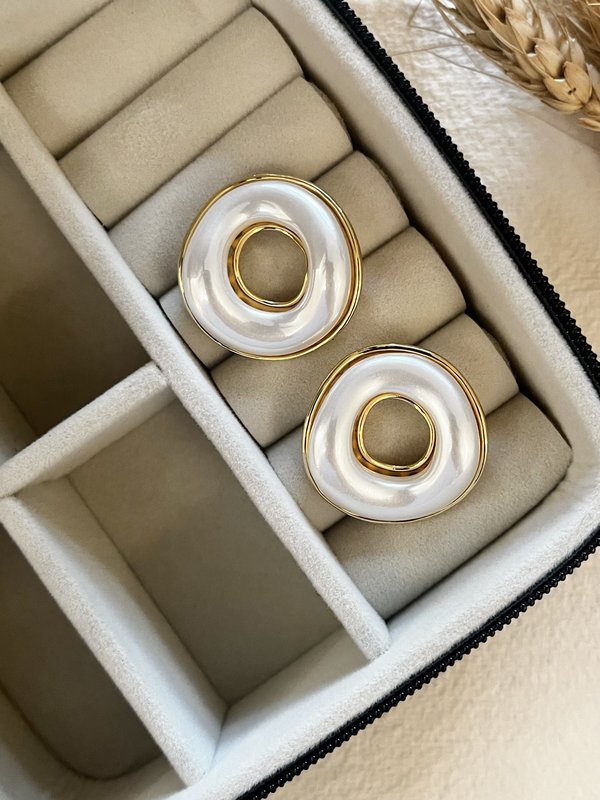 Chunky Pearl Hollow Studs