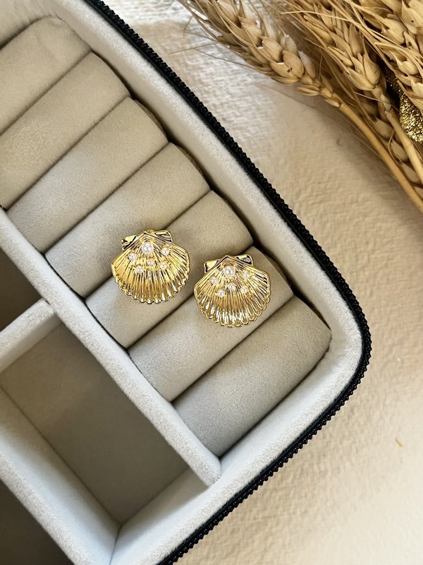 She’ll with Pearl Studs