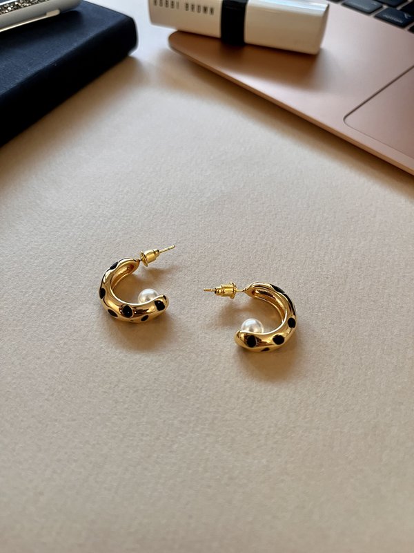 C-shape Gold with Black Earrings