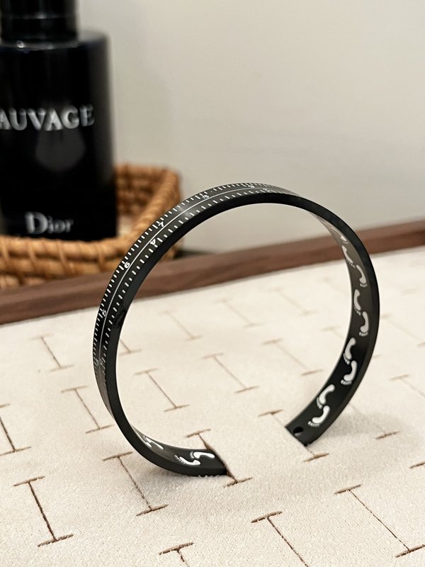 Scale Cuff (Black)