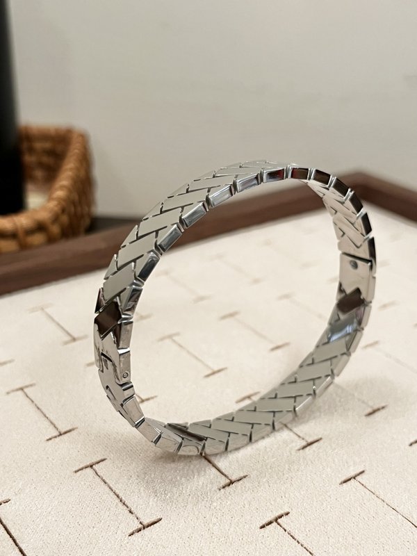 Crisscross Silver Bracelet ( Can fit upto 2.4”)