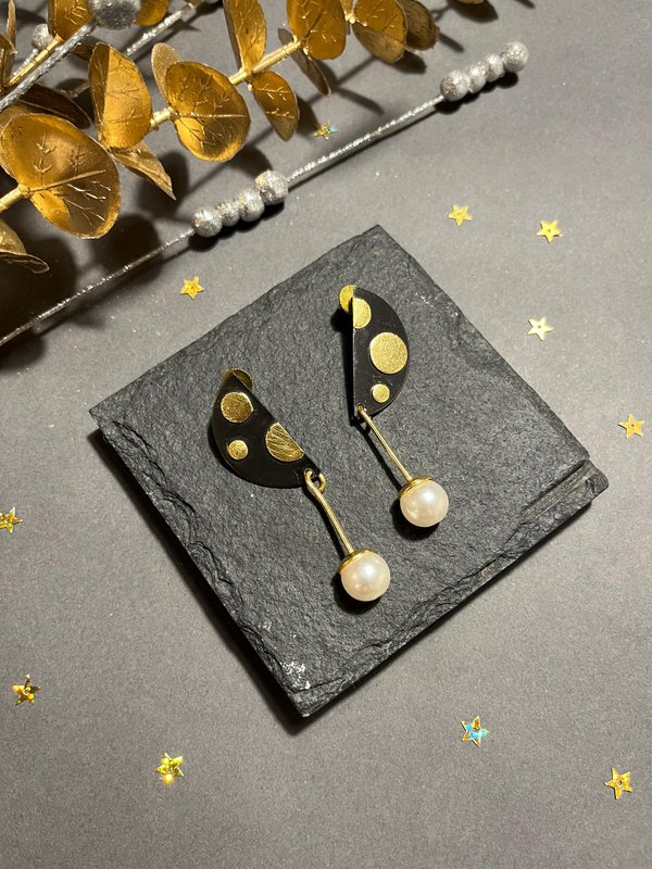 Dual Tone Geometric Pearl Hanging Earrings