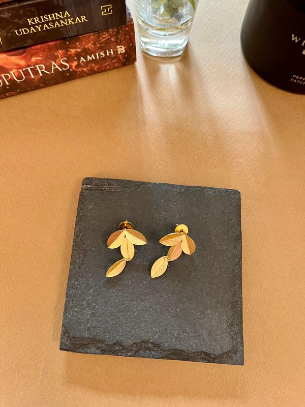 Small & Leightweigth Leaf earrings