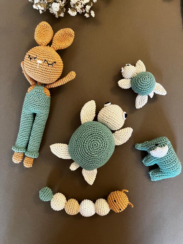 5 pc Green and White Gift Set (Pre-book)