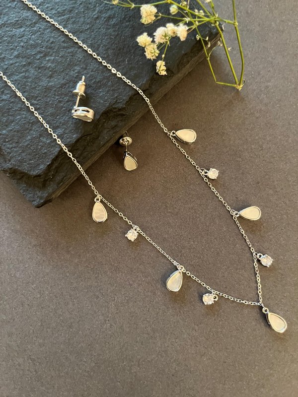 Dainty Mother of Pearl Necklace Set