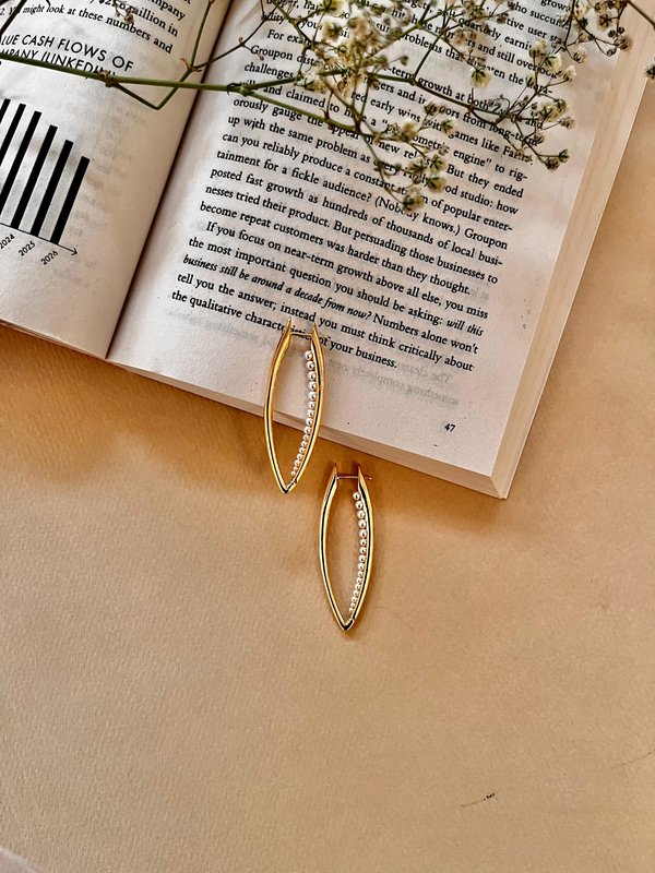 V-shape Inlaid Gradient Pearl earrings