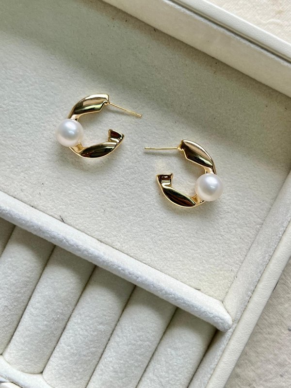 C-shape Pearl Earrings