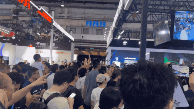 AI资讯:爱宝机器人在现场表演