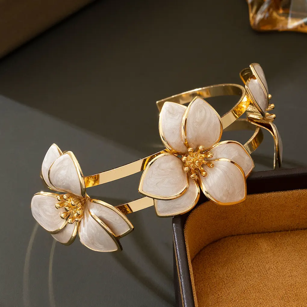 Premium quality flowers Bracelet 275
