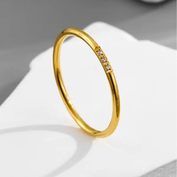 Three diamond gold ring 69