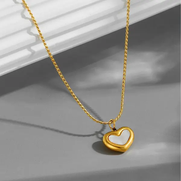 White shell heart necklace 102
