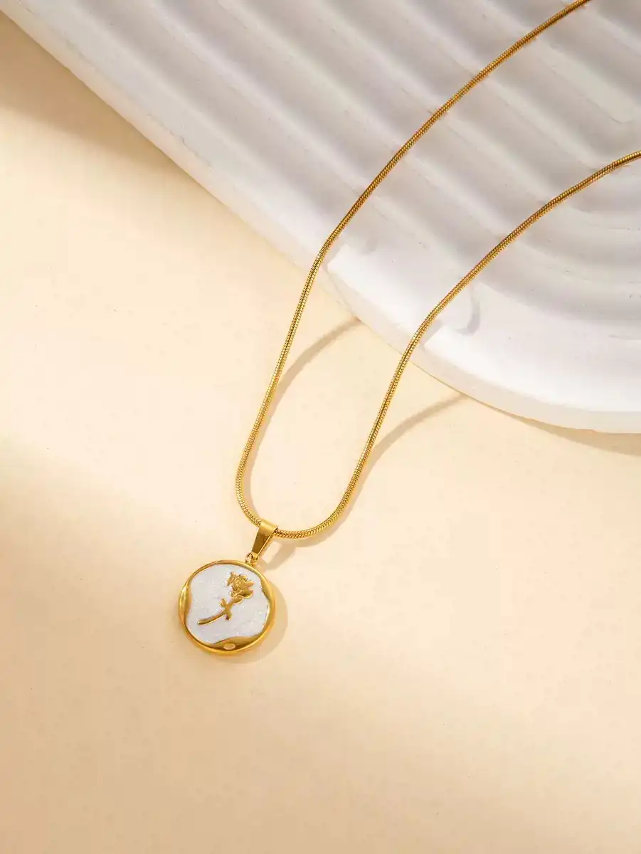 Necklaces stainless steel colour guaranteed  2 year ✨ 360