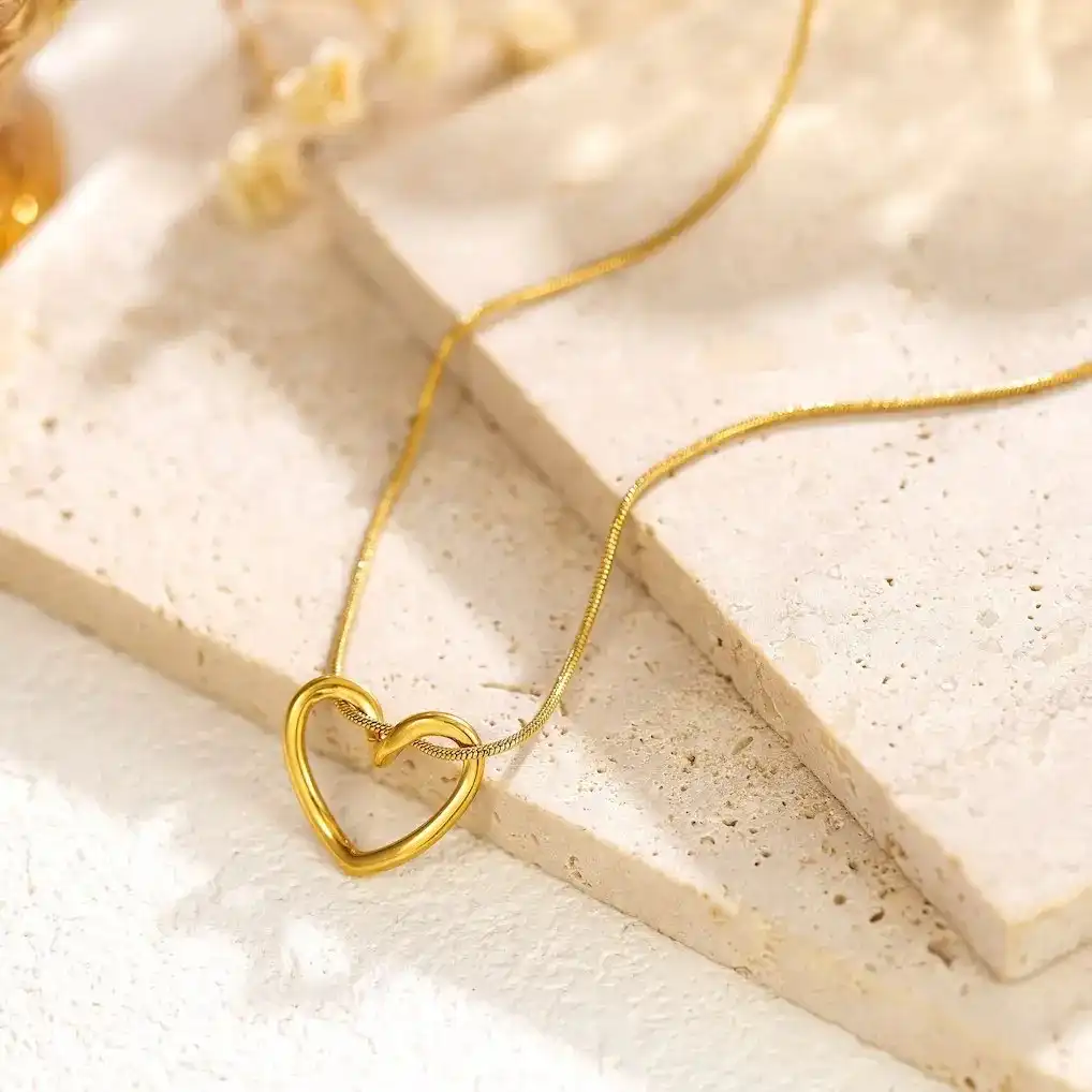 Necklaces stainless steel colour guaranteed One year ✨