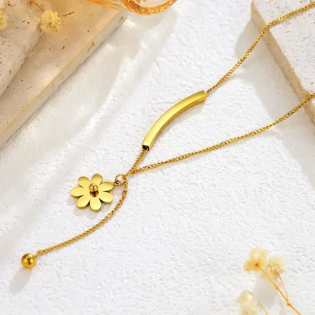 Necklaces stainless steel colour guaranteed One year ✨