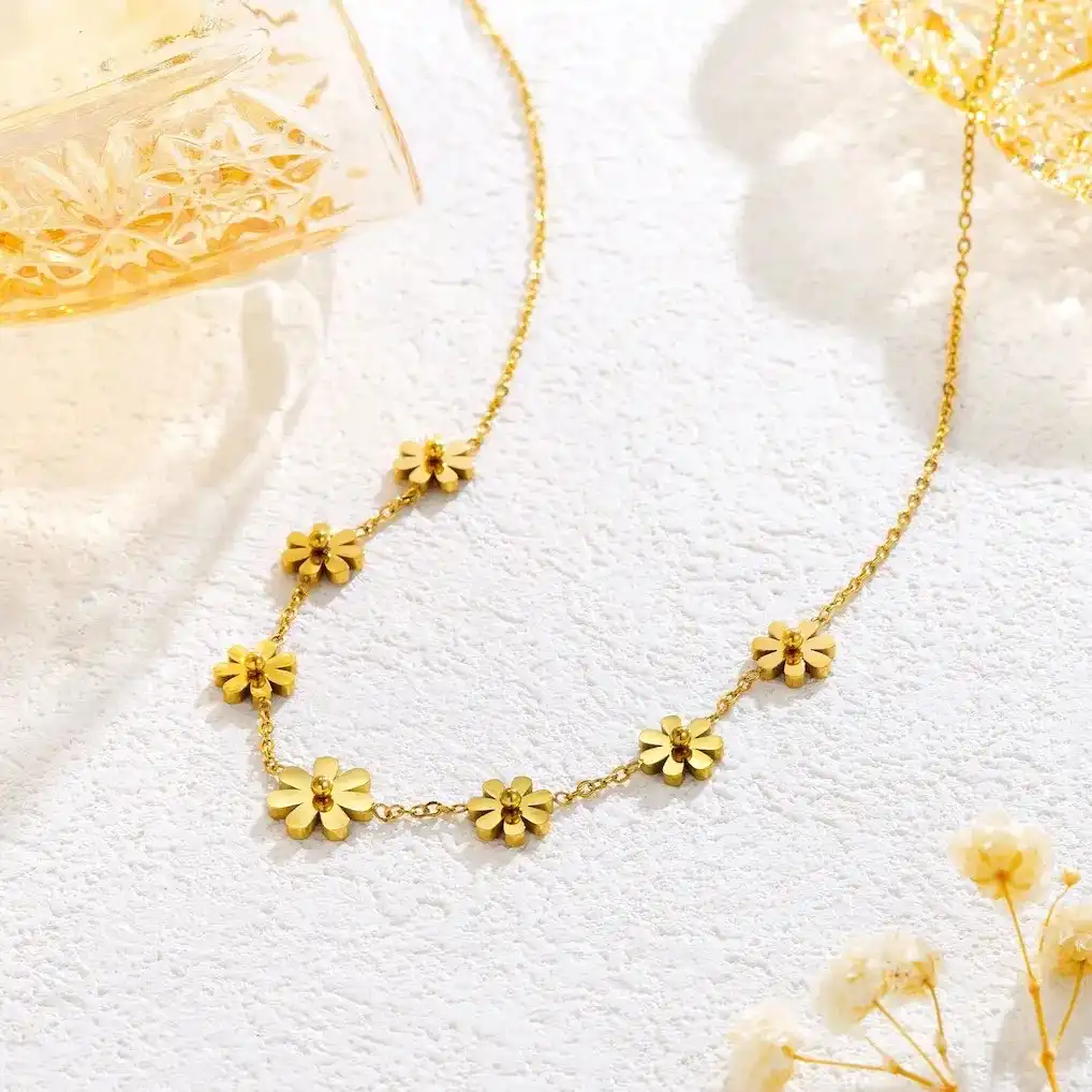 Necklaces stainless steel colour guaranteed One year ✨