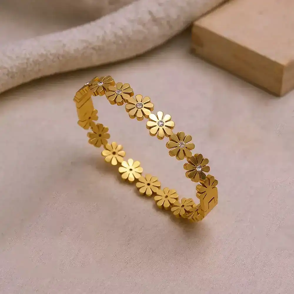 Bracelet 18k gold plated Stainless steel colour guaranteed one year 208