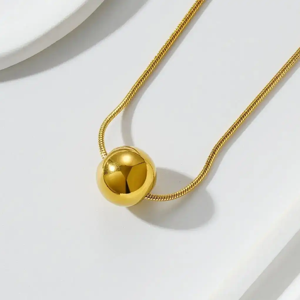 Necklaces stainless steel colour guaranteed One year ✨