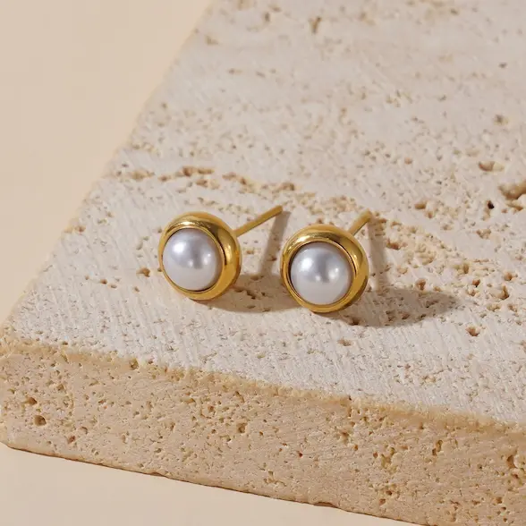 Versatile white pearl earrings 121