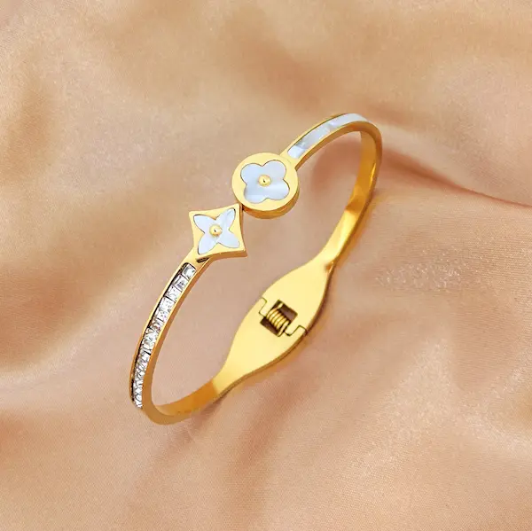 Four-leaf clover diamond-encrusted bangle 135