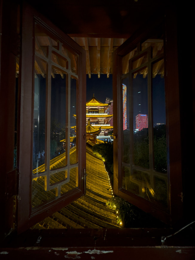 Hojisan 使用 iPhone 15 Pro Max 7 个专业级摄像头于长沙拍摄。