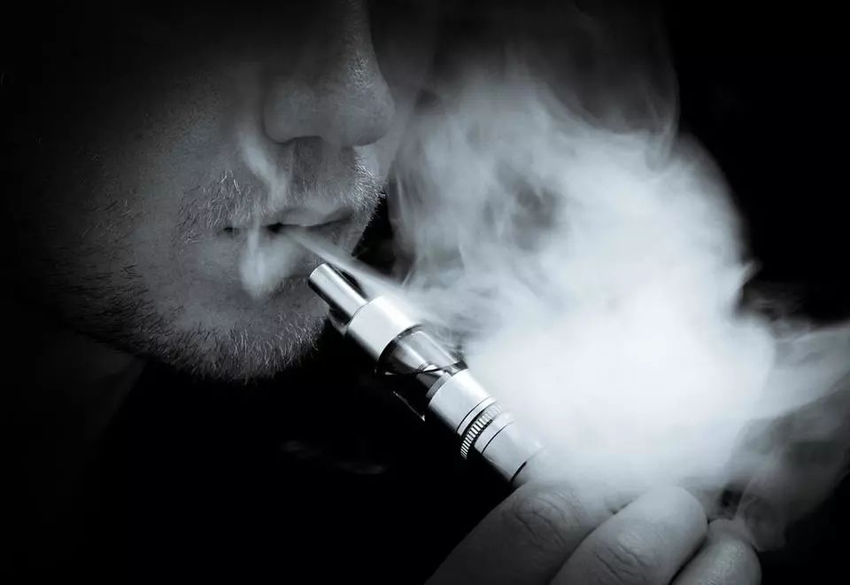 E-papierosy: Jaki model wybrać i czy liquidy są bezpieczne?