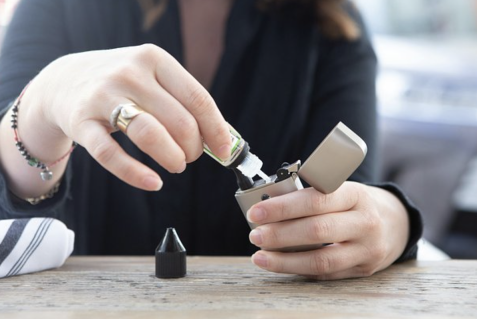 Jak wybrać e-papieros jednorazowy i czy ładowanie jednorazówki ma sens?