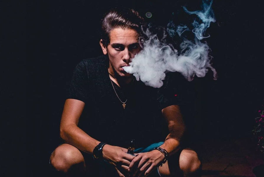 E-papieros jednorazowy: Jak wybrać, używać i ładować? Poradnik