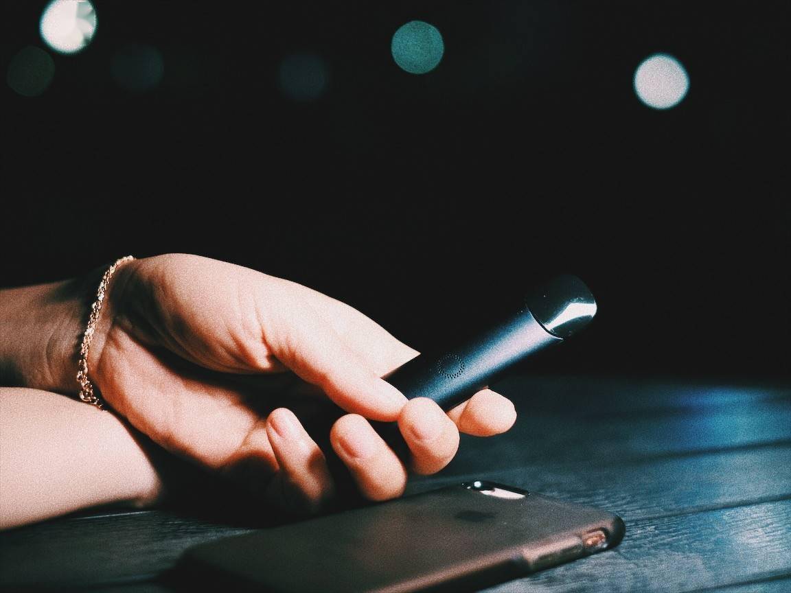 E-papierosy a IQOS: Co wybrać dla siebie? Poradnik 2024