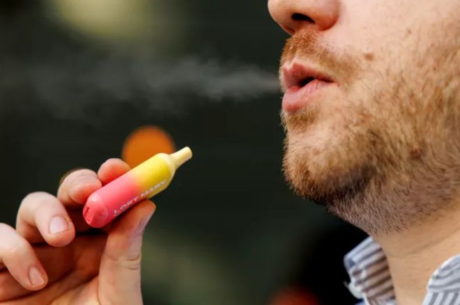 Jak wybrać e-papierosa i bezpiecznie go używać? Kompletny poradnik dla każdego.