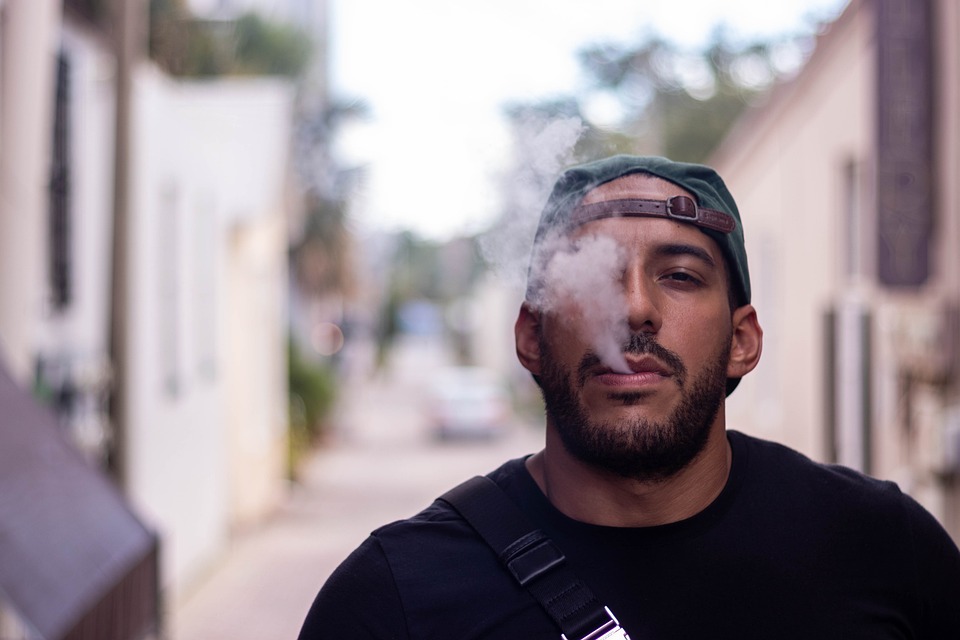 Jak Używać E-Papierosa? Poradnik dla Początkujących i Zaawansowanych