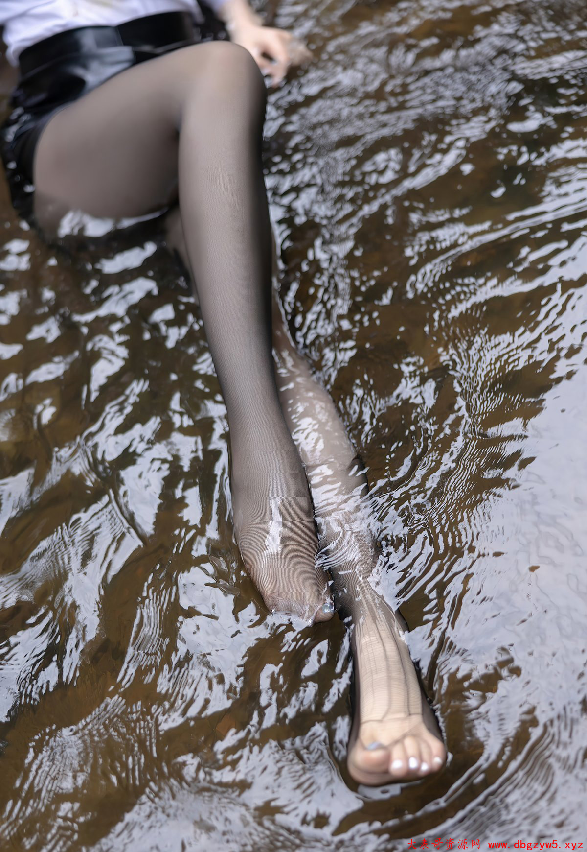 河边湿身水中丝袜玉足美腿性感大胸白嫩美女 