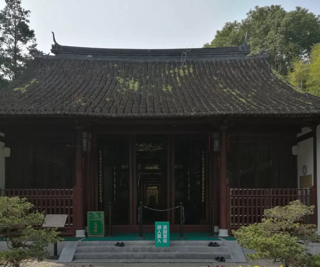 中国传统的清真寺，寺里没有神像