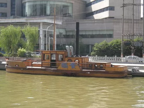 中国第一艘国产蒸汽机明轮船黄鹄号，1865年建成，长17米，航速6节，自重25吨
