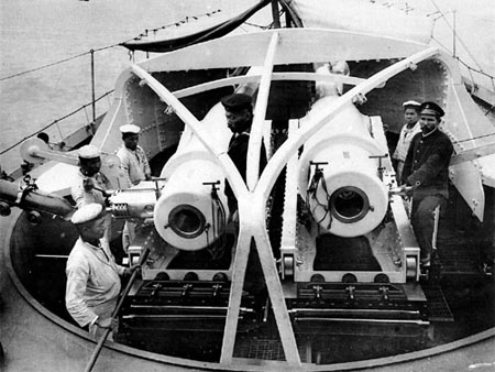 马尼拉谍影19-济远的210炮炮尾专用于装填炮弹的吊杆，可以左右旋转.jpg