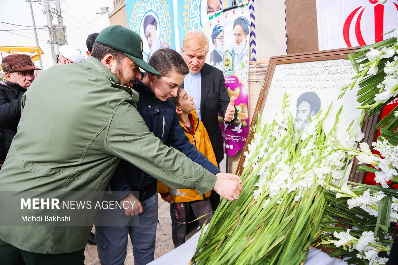 بیت امام خمینی (ره) در شهر قم گلباران شد