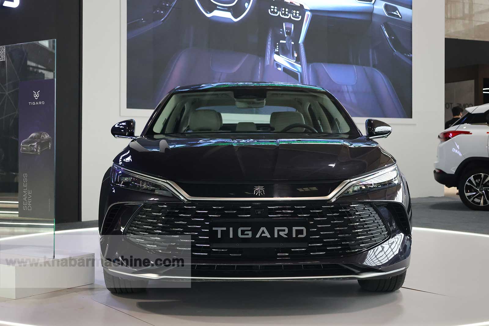 سدان هیبریدی بی وای دی QIN L در نمایشگاه خودرو تهران معرفی شد