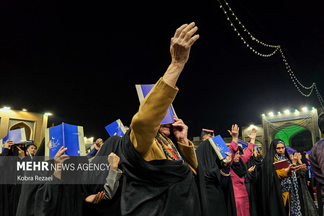 زمزمه نوای «الغوث الغوث» زائران حرم رضوی در دومین شب از لیالی‌قدر