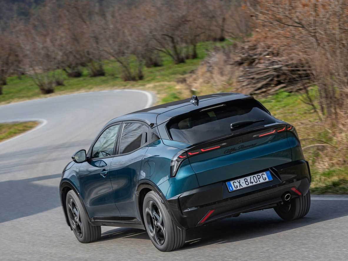 آلفارومئو جونیور ایبریداQ4؛ آیندهای هیبریدی با عملکرد برتر در شرایط مختلف جادهای آلفارومئو جونیور ایبریداQ4؛ آیندهای هیبریدی با عملکرد برتر در شرایط مختلف جادهای