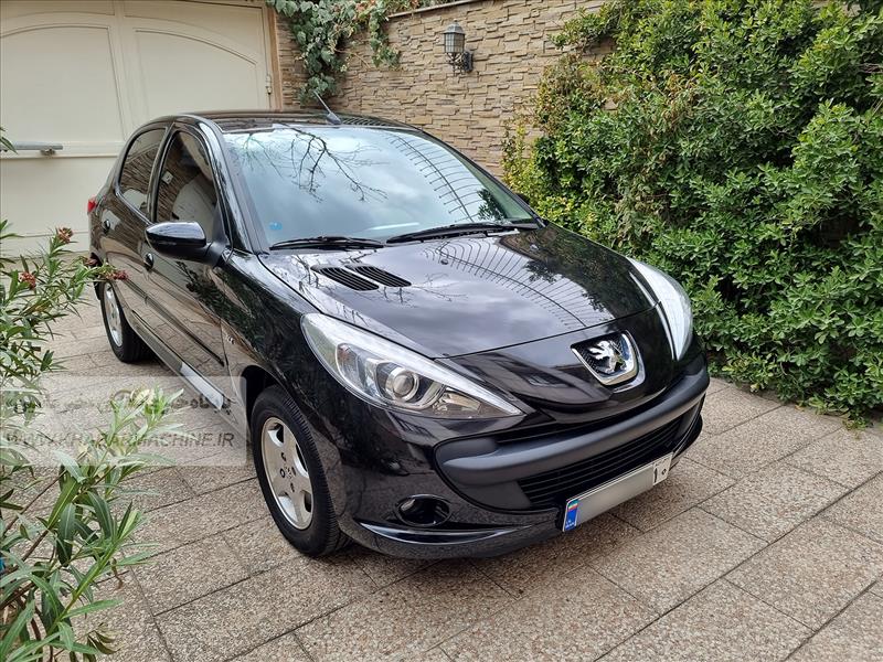 رکود بازار و ثبات قیمت خودرو در فروردین ۱۴۰۴