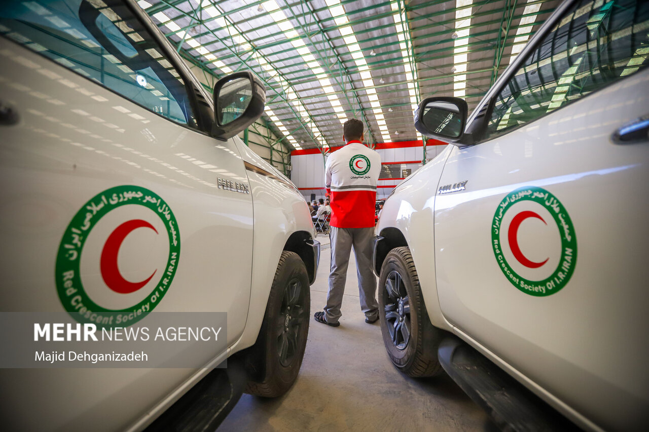 نیروهای هلال‌احمر بدون چشم‌داشتی در شرایط بحرانی به مردم خدمت میکنند