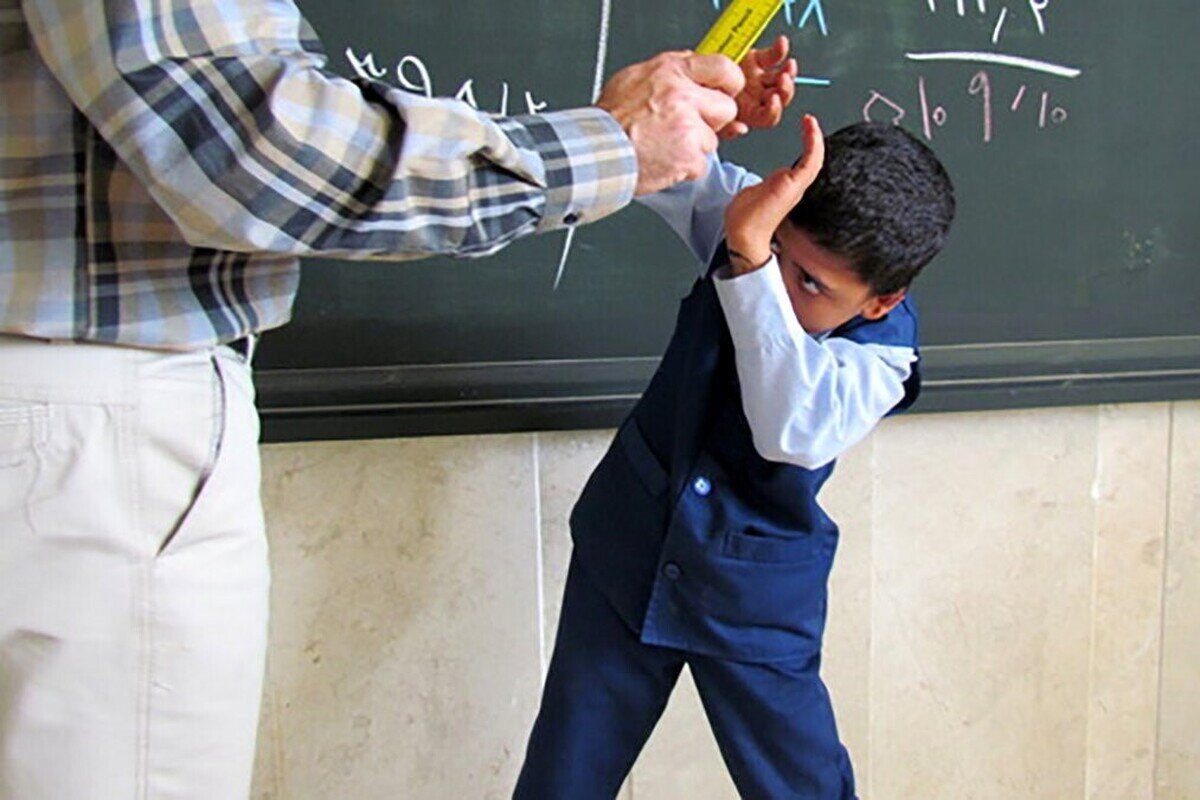 ضرب و شتم دانش‌آموزان روستای کرجو سنندج به خاطر شارژر موبایل