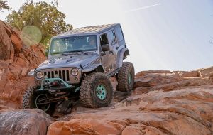 یک خودرو آفرودی واقعی چه ویژگی‌هایی دارد؟