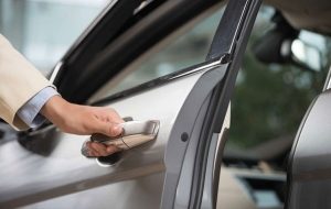 علت باز نشدن درب خودرو از بیرون و داخل چیست؟