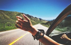 اشتباهات رایج راننده ها در سفرهای جاده ای که می‌تونه دردسرساز بشه!